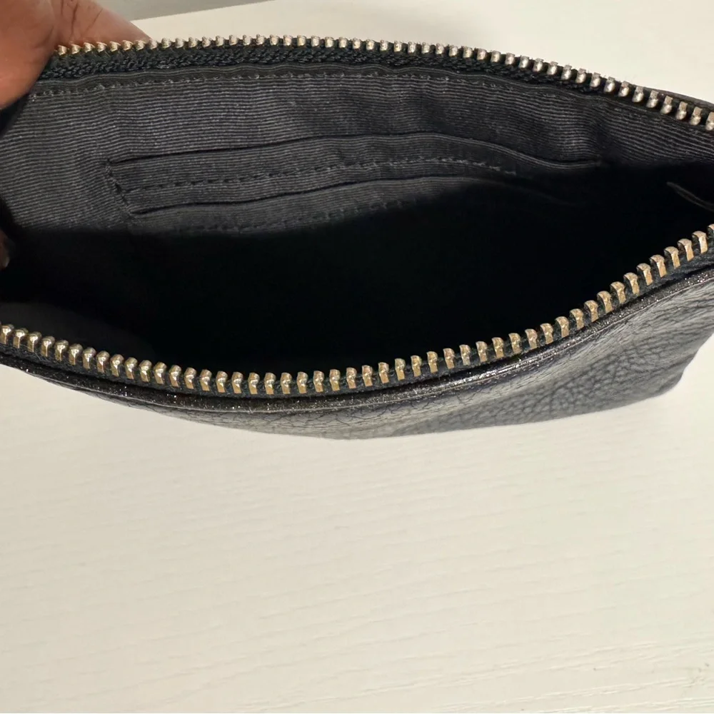 Elegant Black Zippered Wallet - Picture 5 of 5